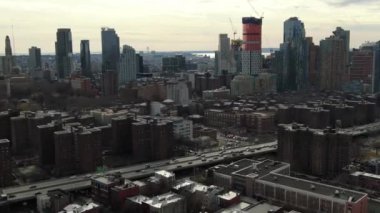 Brooklyn şehir merkezi, Brooklyn Heights, DUMBO ve Boerum Hill gibi semtleri kapsayan, tarihi kahverengi taşlar, modern yüksek binalar ve hareketli caddelerin bir karışımı. Yukarıdan bakınca, bir park mozaiği, deniz manzarası..