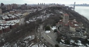 Inwood Hill Park 'taki Dehlizler, New York' un kuzeyinde bulunan Metropolitan Sanat Müzesi 'nin bir şubesidir..