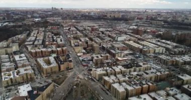 Binalar ve dış yollar Hudson Nehri 'nin manzaralı manzarasını sunuyor. Avrupa ortaçağ tarihi ve mimarisi ile ilgilenenler için Manhattan 'ın en atmosferik kültürel merkezlerinden biri olarak kabul edilir..