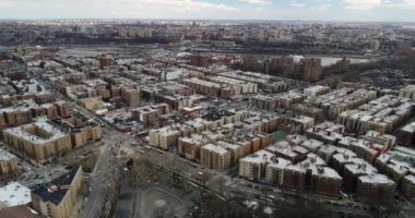 Binalar ve dış yollar Hudson Nehri 'nin manzaralı manzarasını sunuyor. Avrupa ortaçağ tarihi ve mimarisi ile ilgilenenler için Manhattan 'ın en atmosferik kültürel merkezlerinden biri olarak kabul edilir..