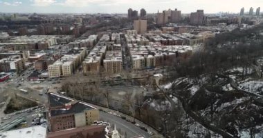 Binalar ve dış yollar Hudson Nehri 'nin manzaralı manzarasını sunuyor. Avrupa ortaçağ tarihi ve mimarisi ile ilgilenenler için Manhattan 'ın en atmosferik kültürel merkezlerinden biri olarak kabul edilir..