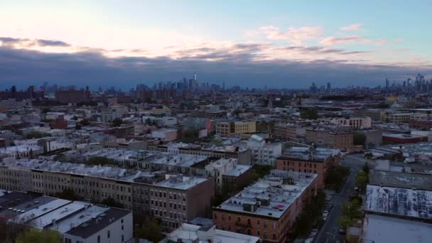 뉴욕의 다양한 자치구인 퀸스는 수많은 랜드마크를 자랑합니다 플러싱 메도우즈 코로나 — 비디오