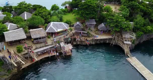 フィリピン ボラカイ島の水に飛び込む子供たちの空中 — ストック動画