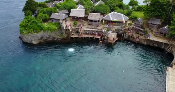 Повітряне Повітря Дітей Які Стрибають Воду Острові Боракай Філіппіни — стокове відео