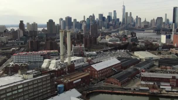 布鲁克林市中心包括布鲁克林高地 Brooklyn Heights Dumbo和博鲁姆山 Boerum Hill 等社区 拥有历史性的褐石 现代高楼和繁华的街道 从上面看 — 图库视频影像