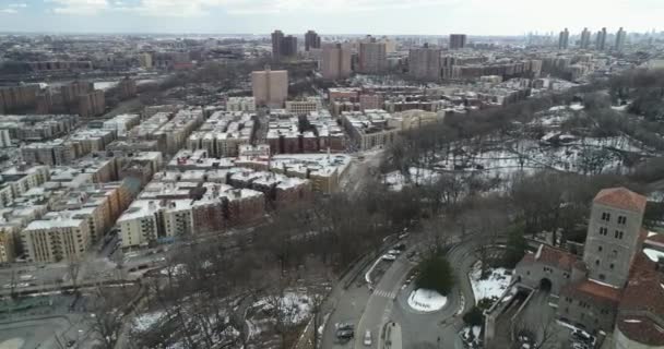 Inwood Hill Park의 클로이스터스는 맨해튼 북부에 위치한 메트로폴리탄 미술관의 지점입니다 — 비디오