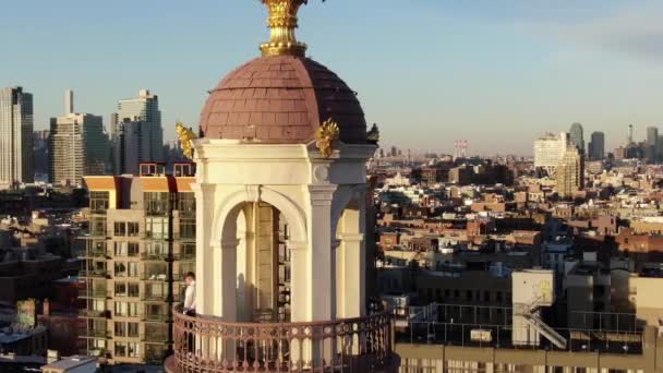 Couple Embracing Top Weylin Williamsburg Brooklyn — Vídeo de Stock