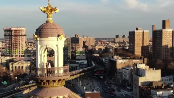 Couple Embracing Top Weylin Williamsburg Brooklyn — Stok video