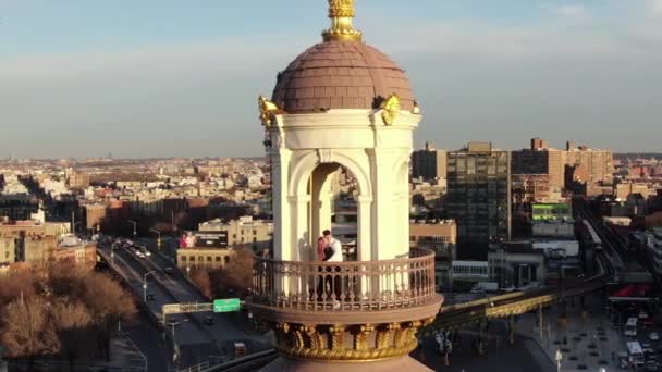 Couple Embracing Top Weylin Williamsburg Brooklyn — стокове відео