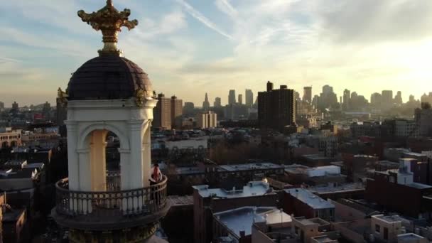 Pareja Abrazando Parte Superior Weylin Williamsburg Brooklyn — Vídeos de Stock