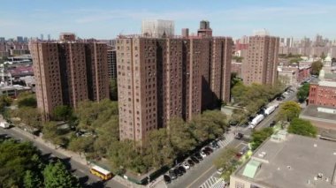 New York şehri, kaldırımlar, caddeler, caddeler, caddeler, kavşaklar, trafik, araçlar, köprüler, su yolları, kıyı şeridi, ufuk çizgisi, kuleler, yüksek binalar, mimari, kentsel planlama, beton, asfalt, sokak lambaları, işaretler, renkler, hareket,