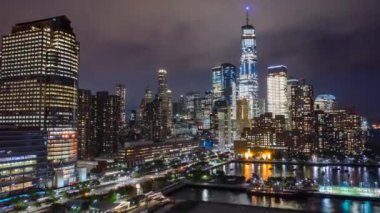 Gökdelenler, kule ışıkları, neon ışıkları, parlayan pencereler, dağılan trafik ışıkları, aydınlatan köprüler, yansıtan sular, nehirlerde parlayan ay, parlayan Manhattan silueti, birbirine bağlı binalar, şehir merkezindeki atımlı enerji, 