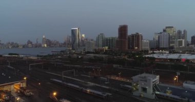 Liman, rıhtım, PATH, feribot, takas yeri, Paulus Hook, Hudson Nehri, gökdelenler, Newport, Manhattan silueti, parıltı, yüksek binalar, şehir merkezi, Liberty State Park, marina, Bridge Plaza North, Long Slip, meyve suyu barı.