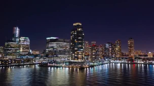 Las Brillantes Torres Jersey City Están Orgullosas Mientras Luna Cuelga — Vídeo de stock