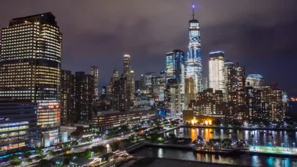 Felhőkarcolók Toronylámpák Neontáblák Világító Ablakok Elszórt Közlekedési Lámpák Kivilágított Hidak — Stock videók