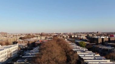 Brownstone ve Victorian malikaneleriyle işaretlenen Crown Heights, Karayipler ve kosher lokantalarının moda kafeler ve DJ yakıtlı barlarla sokakları paylaştığı gelişmekte olan bir bölge. Frederick Law Olmsted tarafından tasarlanmış, ağaç çizgili Doğu Parkway..