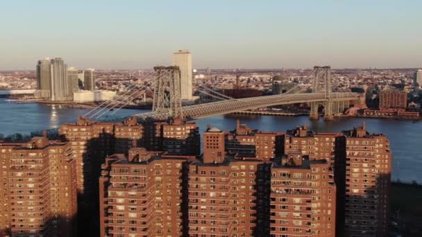 ブルックリンのウィリアムズバーグ橋の空中 — ストック動画