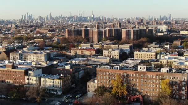 Barlangokkal Viktoriánus Kastélyokkal Jelölve Crown Heights Egy Fejlődő Terület Ahol — Stock videók