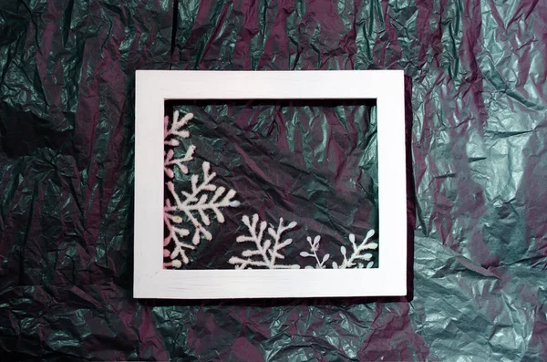 Neon siyah ve pembe arka planda beyaz resim çerçeveli kar tanesi. Asgari düz bileşim.