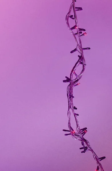 Mor arka planda mor Noel ampulleri olan minimal yeni yıl konsepti.