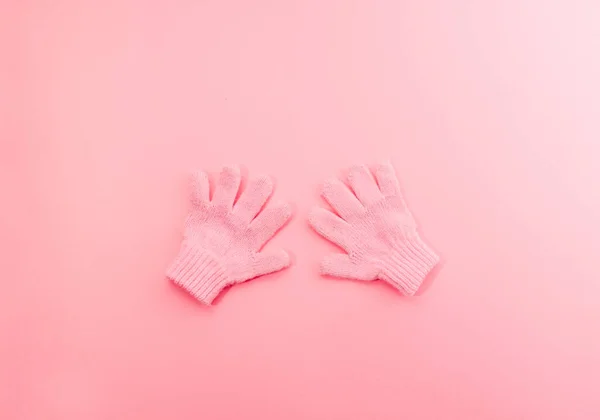 Pembe arka planda yumuşak pembe parıltılar. Kış minimumu düz konsept.