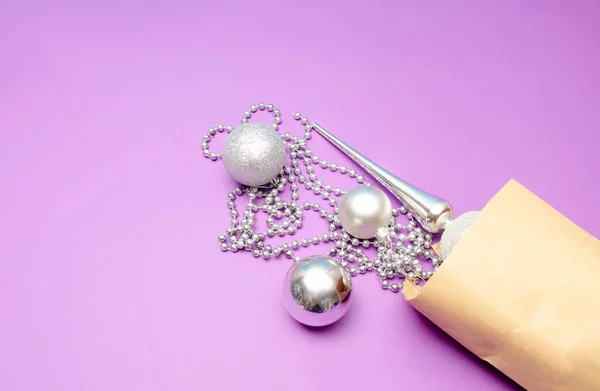 Kese kağıdından yılbaşı süsü dökülüyor. Yeni yıl için yaratıcı düzenleme.