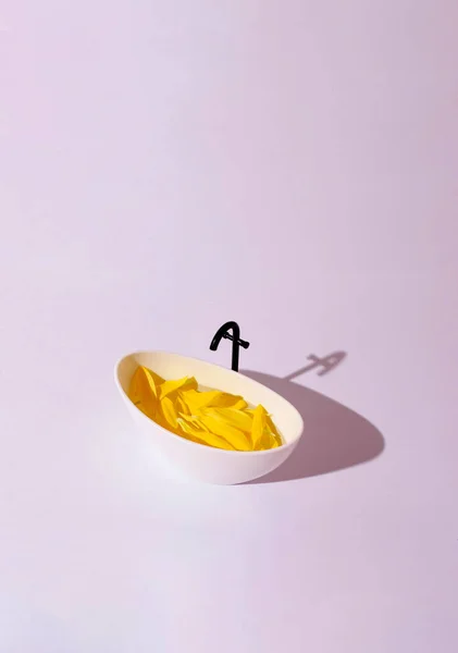 Sarı çiçek yapraklarıyla dolu küvetin taklidini yap..