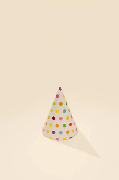 Beyaz arka planda parti şapkası. Doğum günü kartları için en düşük fikir.