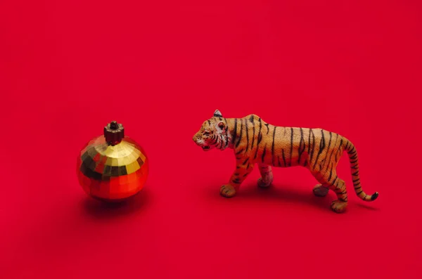 Yeni yıl dekorasyonuna yaklaşan bir kaplan. Çin Yeni Yıl sembolü.