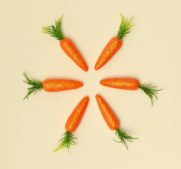 Bej arka planda havuçtan yapılmış yaratıcı bir fikir. Minimum düzlük.