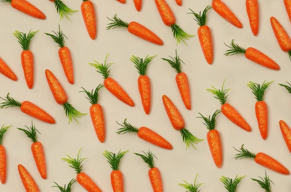 Turuncu havuçtan yapılmış devriye. Minimum düz arkaplan.