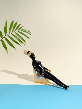 Sarı arka planda alüminyum folyoya sarılı güneş gözlükleri. Maksimum güneş koruması yaz fikri.