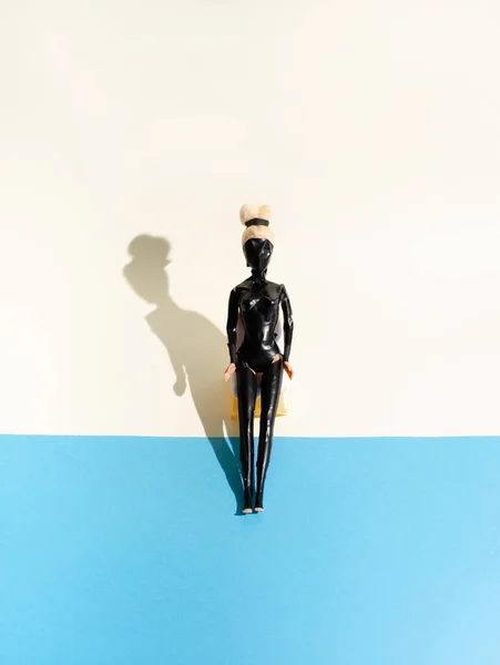 Plajda koli bandına sarılı bir kız bebek. Güneş koruma ve izolasyon kavramı.