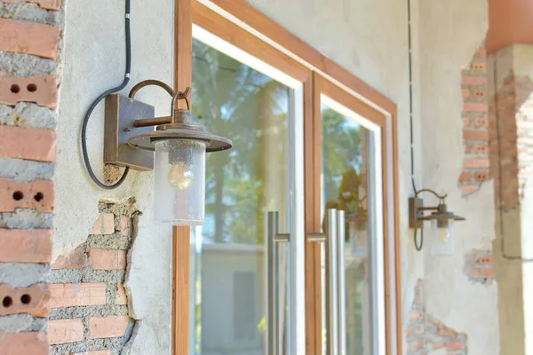 Siyah arkaplanda eski model elektrikli lamba.