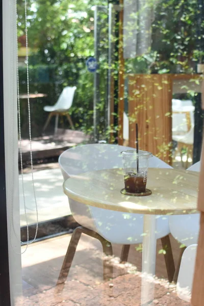 Kahve dükkanının ve beyaz koltukların önünde kavram ve tasarım.