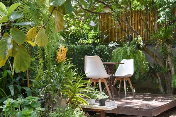 Kahve dükkanının ve beyaz koltukların önünde kavram ve tasarım.