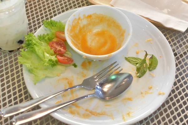 Sisa Makanan Ketika Orang Selesai Makan Sendok Dan Garpu Disimpan — Stok Foto