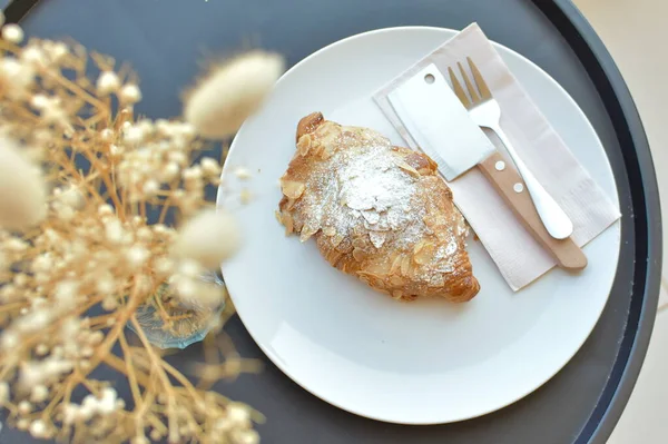 Masada ev yapımı bademli kruvasan fırını. Geleneksel Fransız kahvaltı tepsisi ve kruvasan..