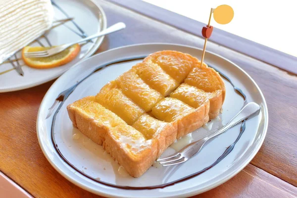 Tereyağı ve sütle kaplı kızarmış ekmek..