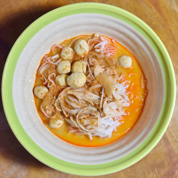 Sebzeli balık soslu pirinç eriştesi. Vermicelli geleneksel Tayland yemeği. Beyaz arka planda izole edilmiş sebzelerle servis ediliyor..