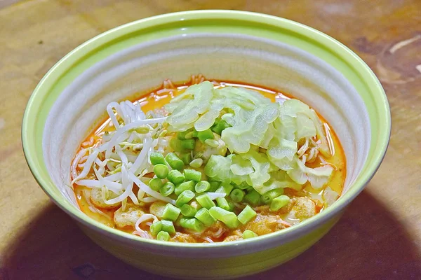 Sebzeli balık soslu pirinç eriştesi. Vermicelli geleneksel Tayland yemeği. Beyaz arka planda izole edilmiş sebzelerle servis ediliyor..