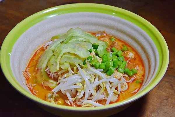 Risnudlar Fiskcurrysås Med Grönsaker Traditionell Thailändsk Mat Vermicelli Serveras Med — Stockfoto