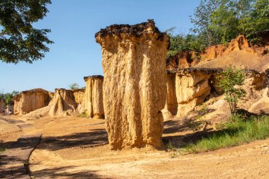 Phae Mueang Phi adındaki bir milli parkın içinde toprak ve kumtaşı doğal olarak erozyona uğramış Tayland 'ın Phrae eyaletindeki çeşitli şekillerde..
