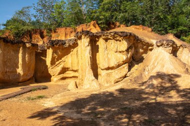 Phae Mueang Phi adındaki bir milli parkın içinde toprak ve kumtaşı doğal olarak erozyona uğramış Tayland 'ın Phrae eyaletindeki çeşitli şekillerde..