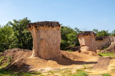 Phae Mueang Phi adındaki bir milli parkın içinde toprak ve kumtaşı doğal olarak erozyona uğramış Tayland 'ın Phrae eyaletindeki çeşitli şekillerde..