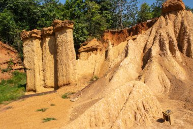 Phae Mueang Phi adındaki bir milli parkın içinde toprak ve kumtaşı doğal olarak erozyona uğramış Tayland 'ın Phrae eyaletindeki çeşitli şekillerde..