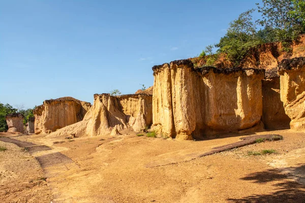 Phae Mueang Phi adındaki bir milli parkın içinde toprak ve kumtaşı doğal olarak erozyona uğramış Tayland 'ın Phrae eyaletindeki çeşitli şekillerde..