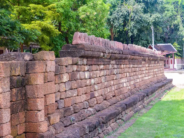 Eski tapınak Wat Mahathat 'da, Tayland' ın Ratchaburi ilinde bir ibadethane bulunmaktadır..
