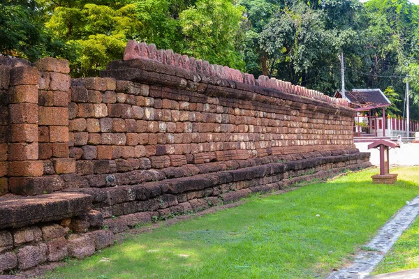 Eski tapınak Wat Mahathat 'da, Tayland' ın Ratchaburi ilinde bir ibadethane bulunmaktadır..