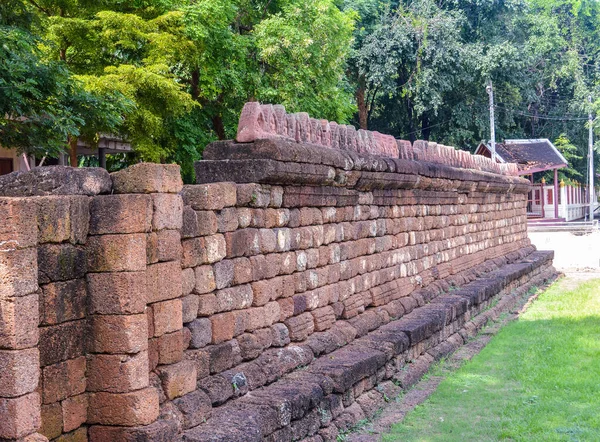 Eski tapınak Wat Mahathat 'da, Tayland' ın Ratchaburi ilinde bir ibadethane bulunmaktadır..